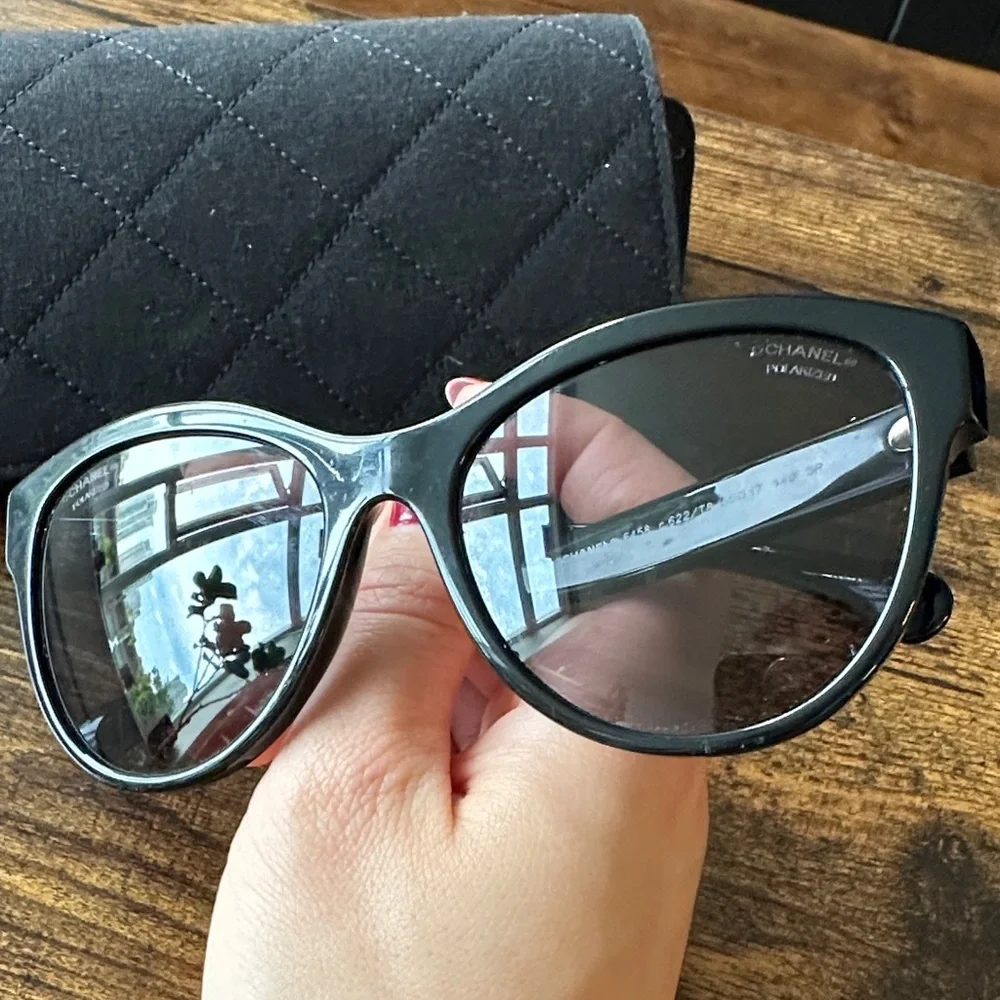 CHANEL Elegant Black Sunglasses with Quilted Case - Picture 3 of 5